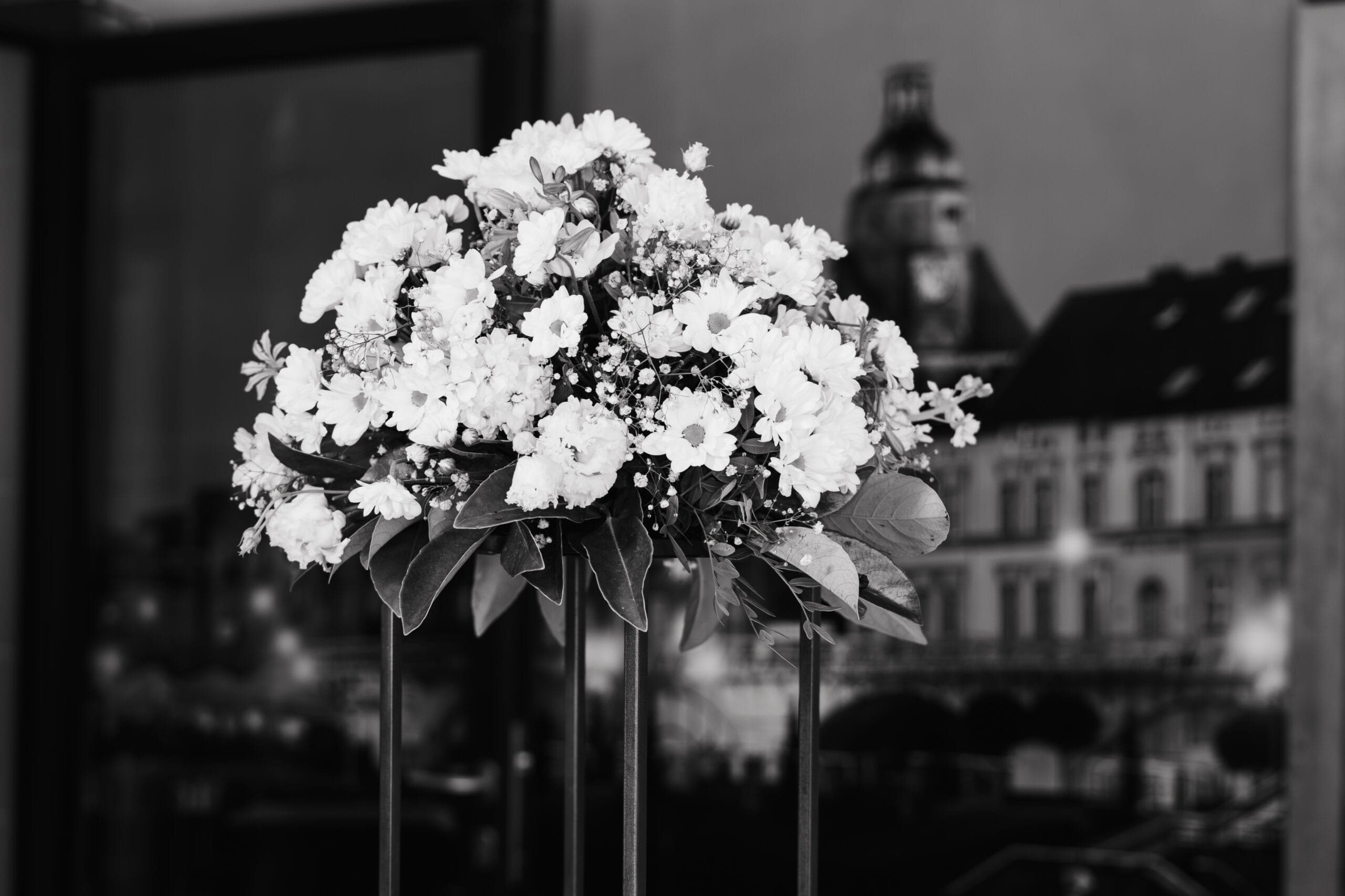Kwiatowa dekoracja stołu na rodzinnym przyjęciu okolicznościowym. Fotografia detali i florystyka Gorzów Wielkopolski, Baczyna.