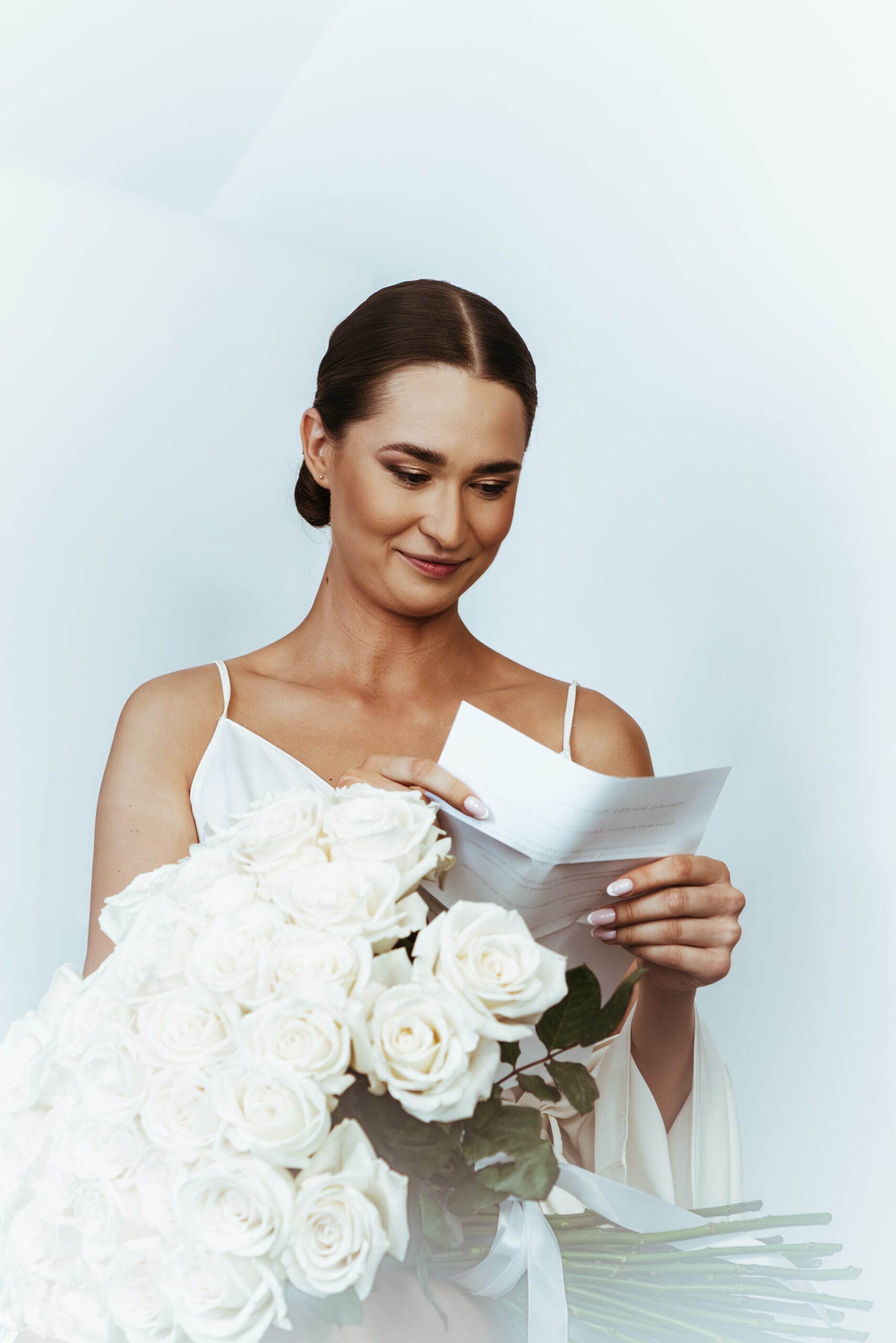 Panna Młoda z bukietem kwiatów czytająca list od Pana Młodego podczas przygotowań. Emocjonalny portret ślubny Gorzów Wielkopolski, Międzyrzecz.