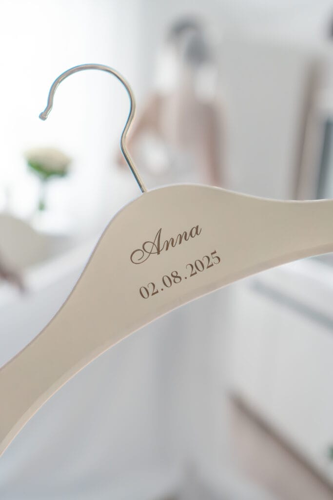 Personalizowany wieszak z napisem Panna Młoda i suknia ślubna. Profesjonalna fotografia i film ślubny Durka Studio Gorzów Wielkopolski, Szczecin, Zielona Góra.
