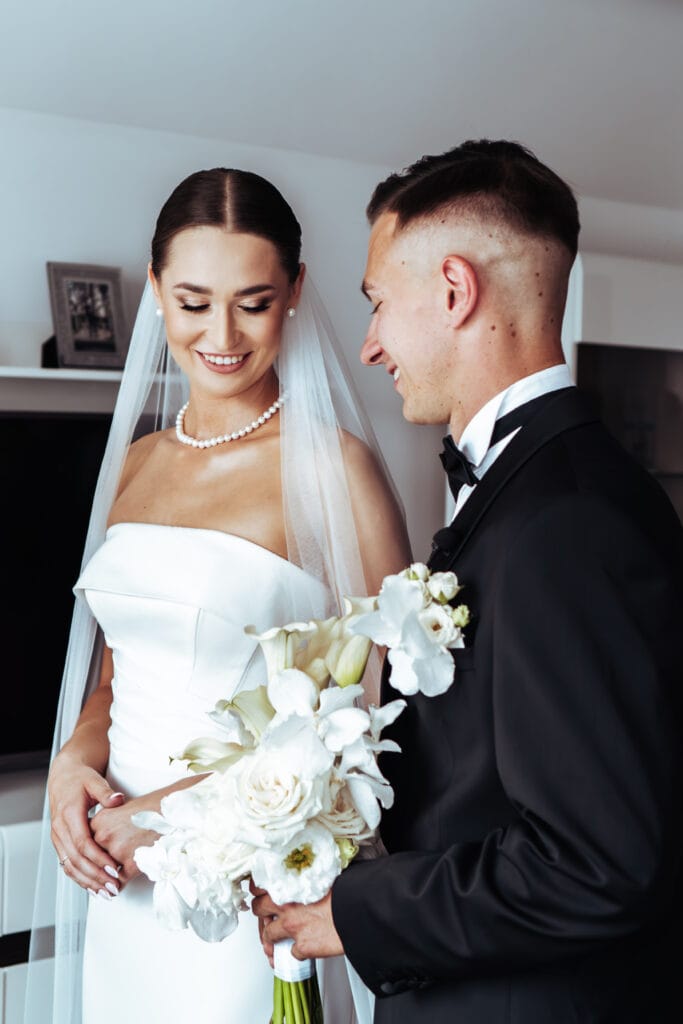 Para Młoda w pierwszych sekundach spotkania first look, radosne spojrzenia i zachwyt. Profesjonalna fotografia i film ślubny Durka Studio Gorzów Wielkopolski, Lubiszyn.