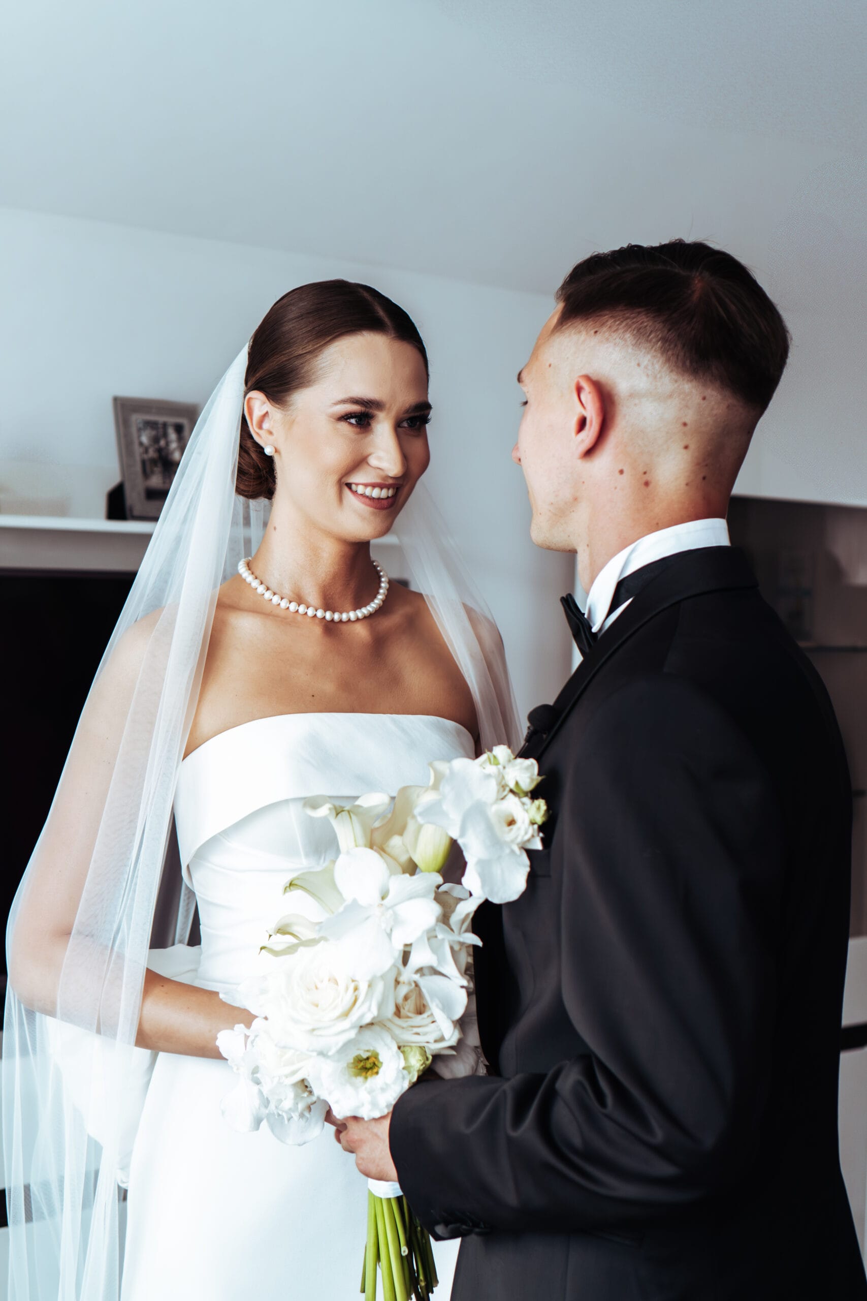 Zbliżenie na emocje i spojrzenia Pary Młodej podczas spotkania first look. Naturalna fotografia ślubna Gorzów Wielkopolski, Bogdaniec.