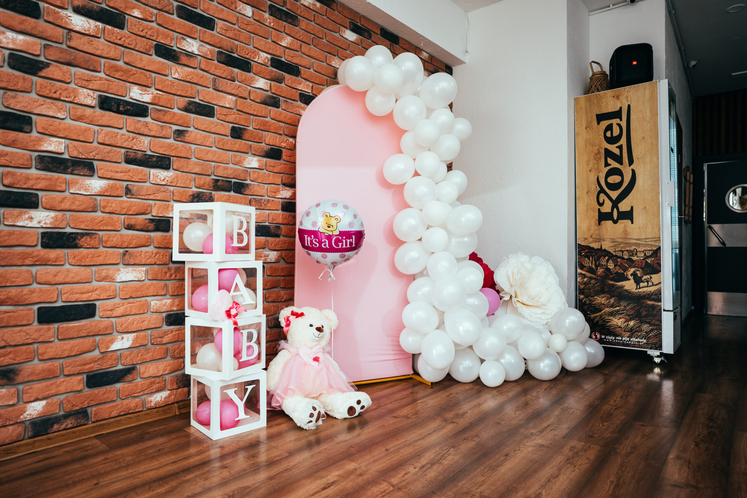 Dekoracyjna ścianka na Baby Shower z balonami w kolorach pudrowego różu i bieli. Fotografia okolicznościowa Gorzów Wielkopolski, Deszczno.
