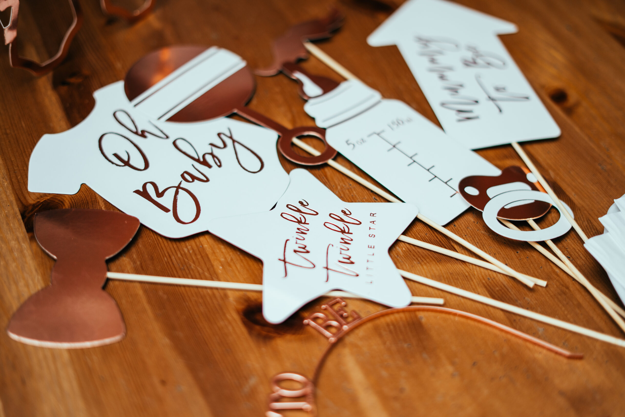 Personalizowane ozdoby na patyku do zdjęć na Baby Shower, rekwizyty do fotobudki. Fotografia imprez okolicznościowych Gorzów Wielkopolski, Kłodawa.
