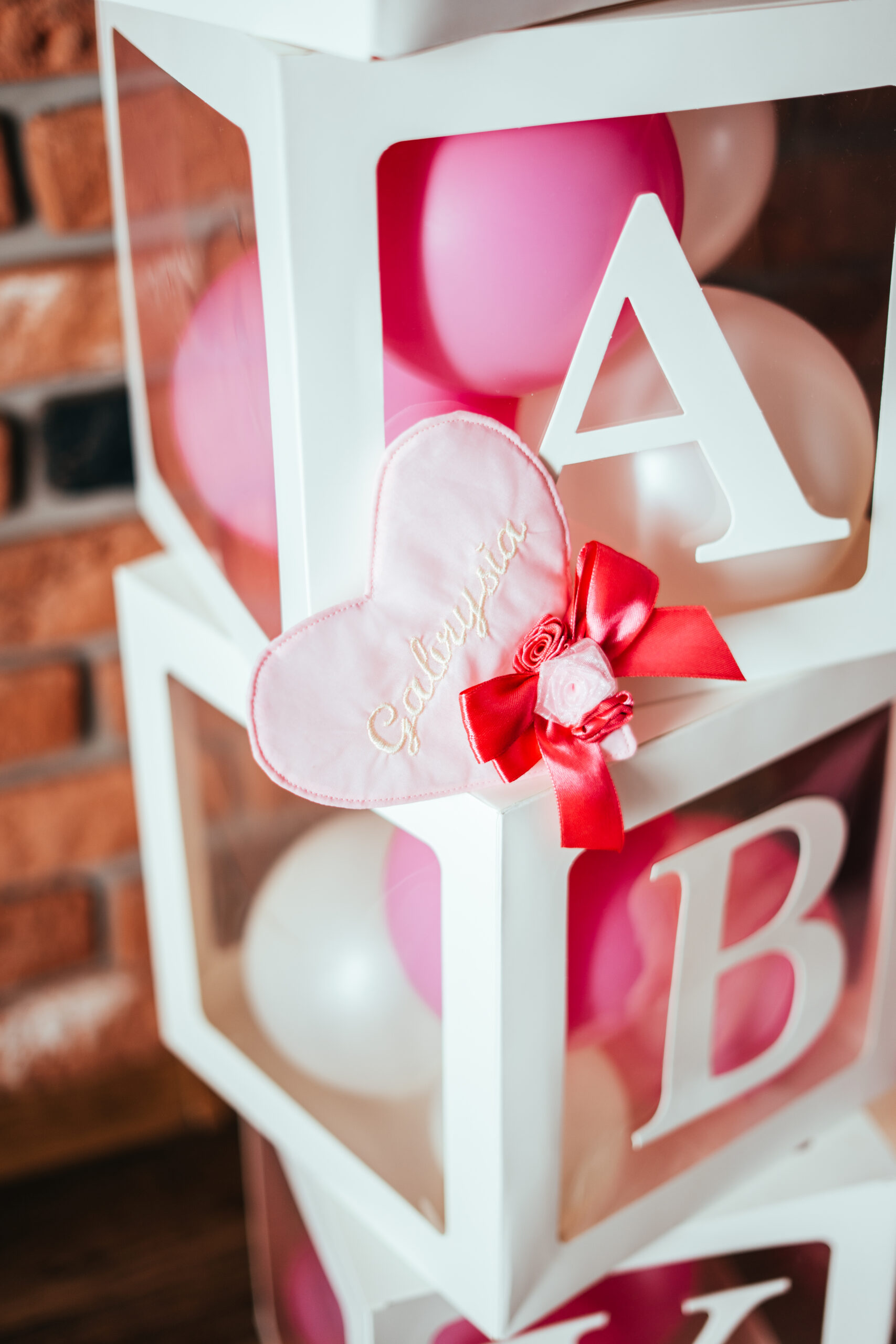 Dekoracyjne pudełka z napisem BABY wypełnione balonami, ozdoba na Baby Shower. Fotografia okolicznościowa Durka Studio Gorzów Wielkopolski, Szczecin.