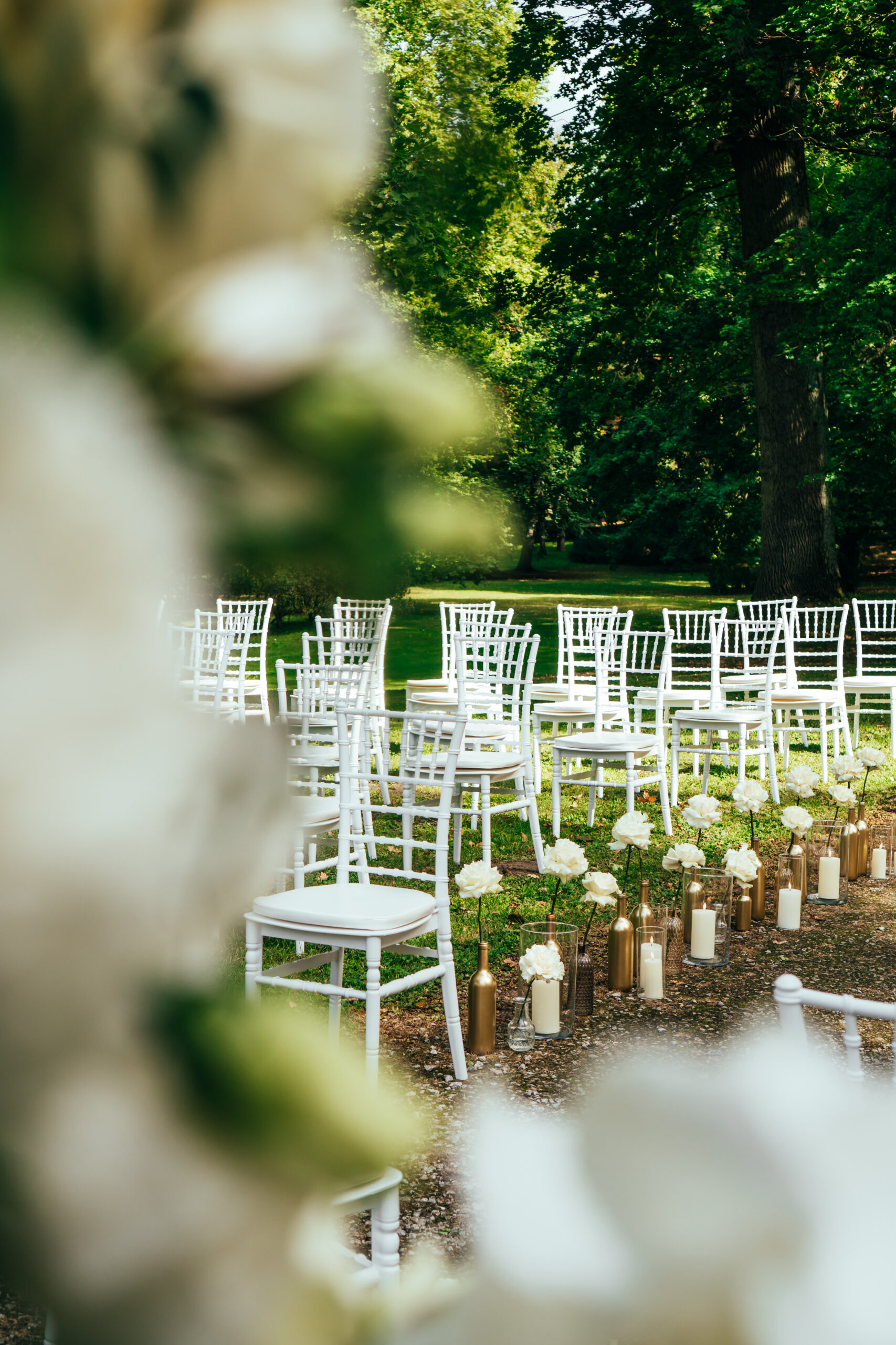 Ceremonia ślubna w plenerze, białe krzesła i kwiatowa pergola. Fotografia i film ślubny Szczecin, Gryfino.