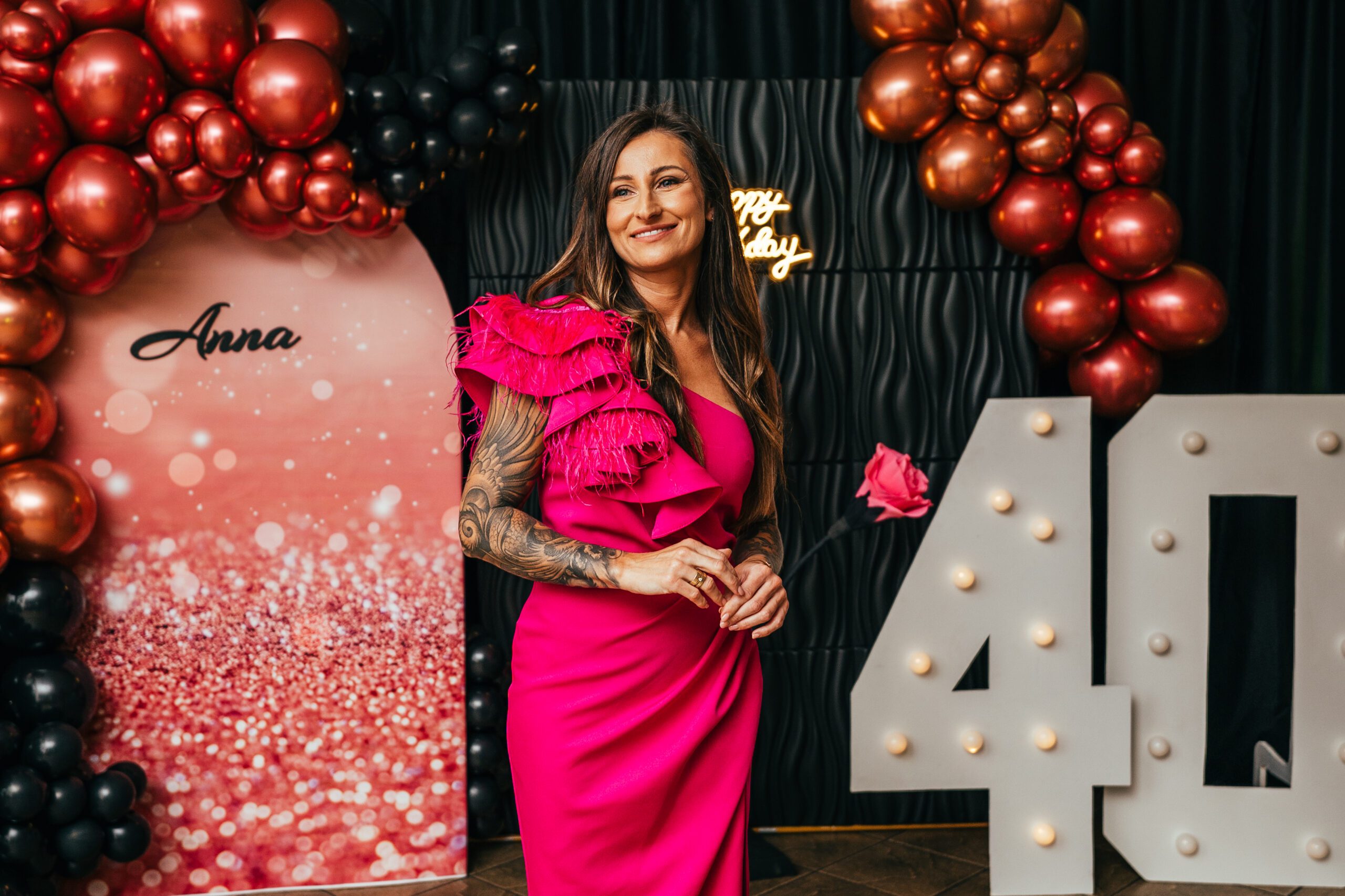 Jubilatka pozująca na tle dekoracyjnej ścianki na 40. urodziny. Elegancka fotografia okolicznościowa Gorzów Wielkopolski, Lubiszyn.
