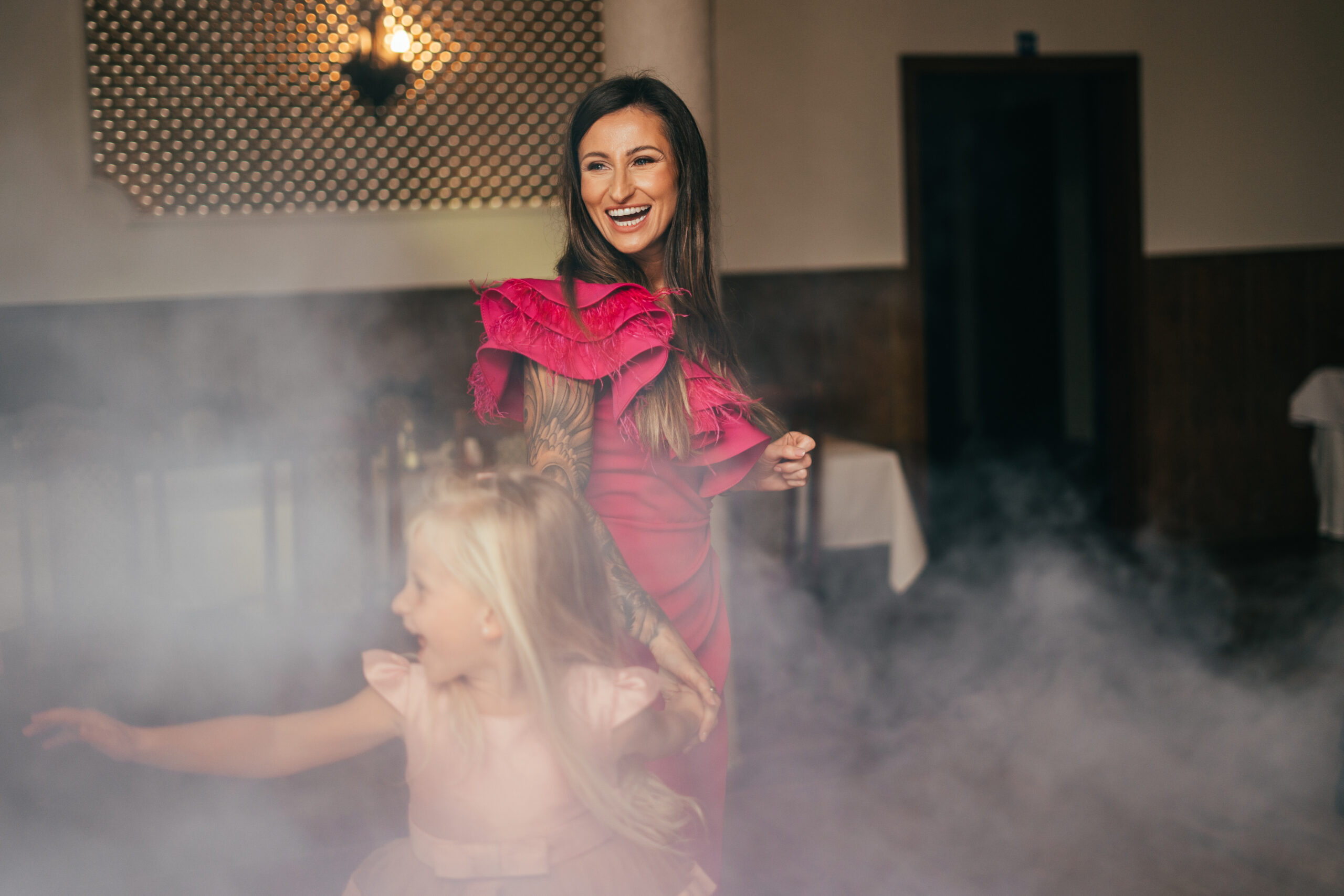 Jubilatka tańcząca z córką w ciężkim dymie podczas 40. urodzin. Fotografia okolicznościowa Durka Studio Gorzów Wielkopolski, Deszczno.