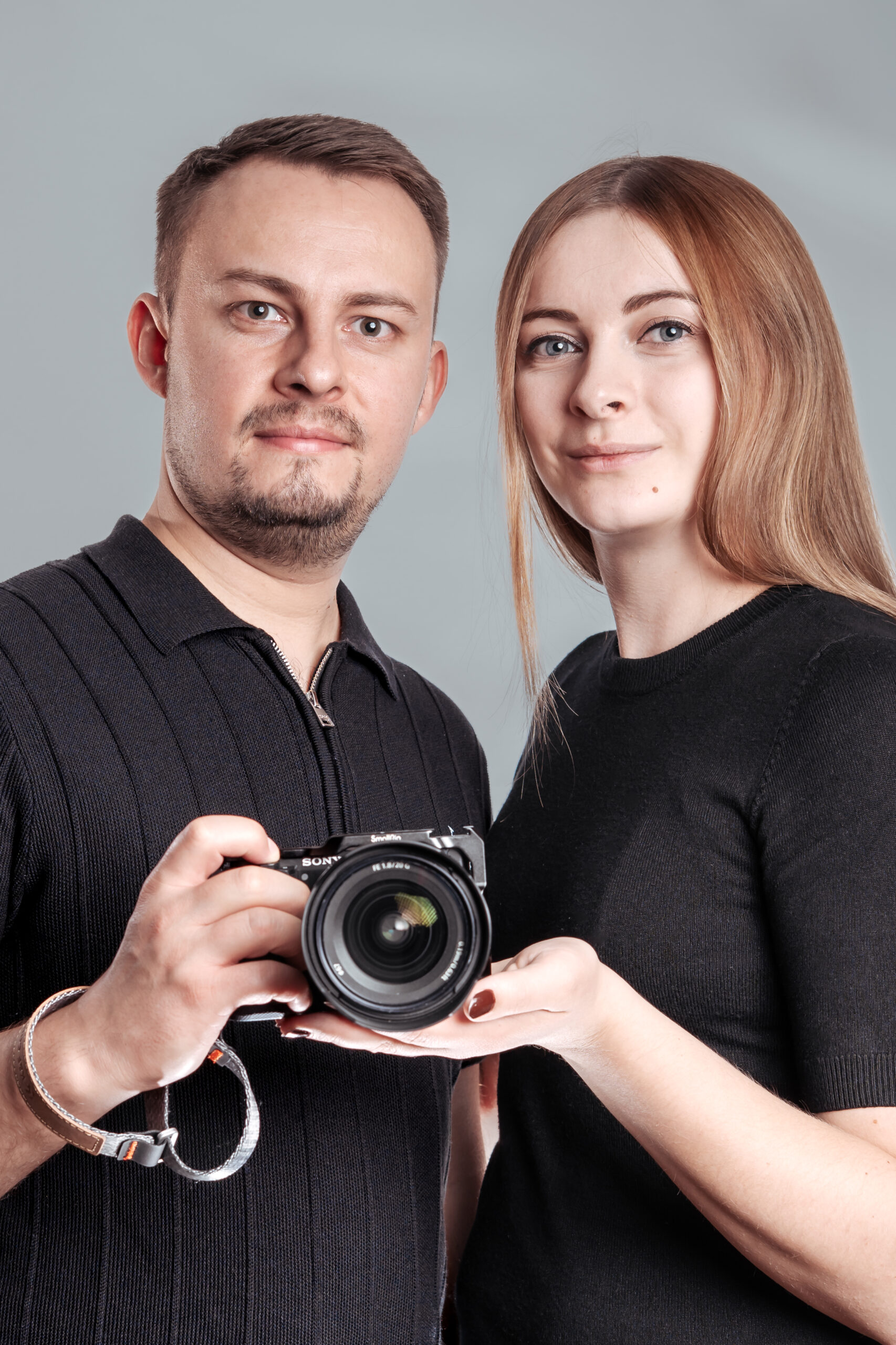 Profesjonalny portret studyjny pary fotografów i filmowców, Damian i Justyna. Fotografia wizerunkowa Gorzów Wielkopolski, Sulęcin.