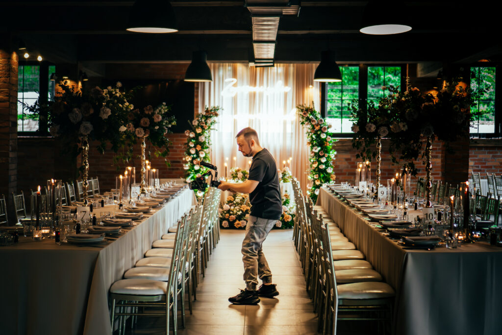 Kamerzysta filmuje detale dekoracji na sali weselnej Michasiówka. Film ślubny reportażowy Łasko, Zduńska Wola.