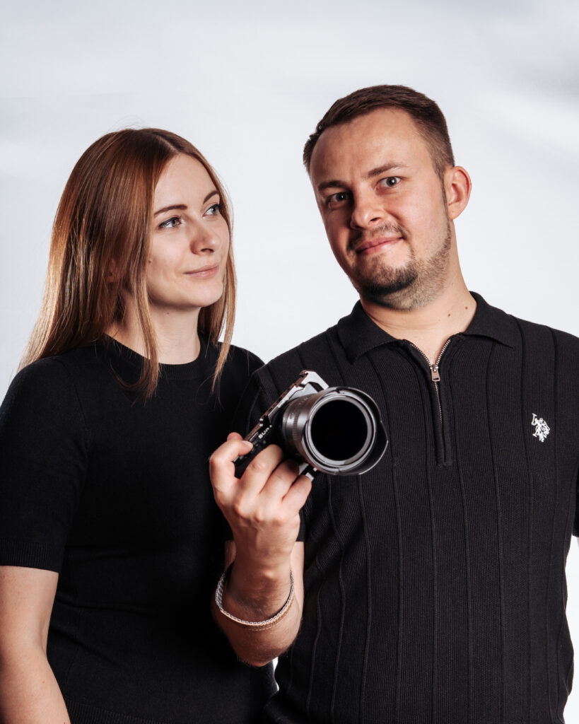 Portret studyjny zespołu foto-wideo, Damian z aparatem i Justyna. Fotografia i film ślubny Gorzów Wielkopolski, Lubiszyn.