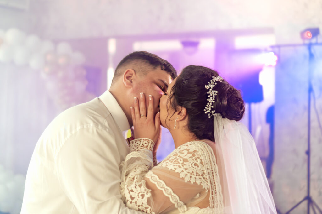 Pocałunek pary młodej w tańcu wesele fotograf i kamerzysta ślubny Gorzów