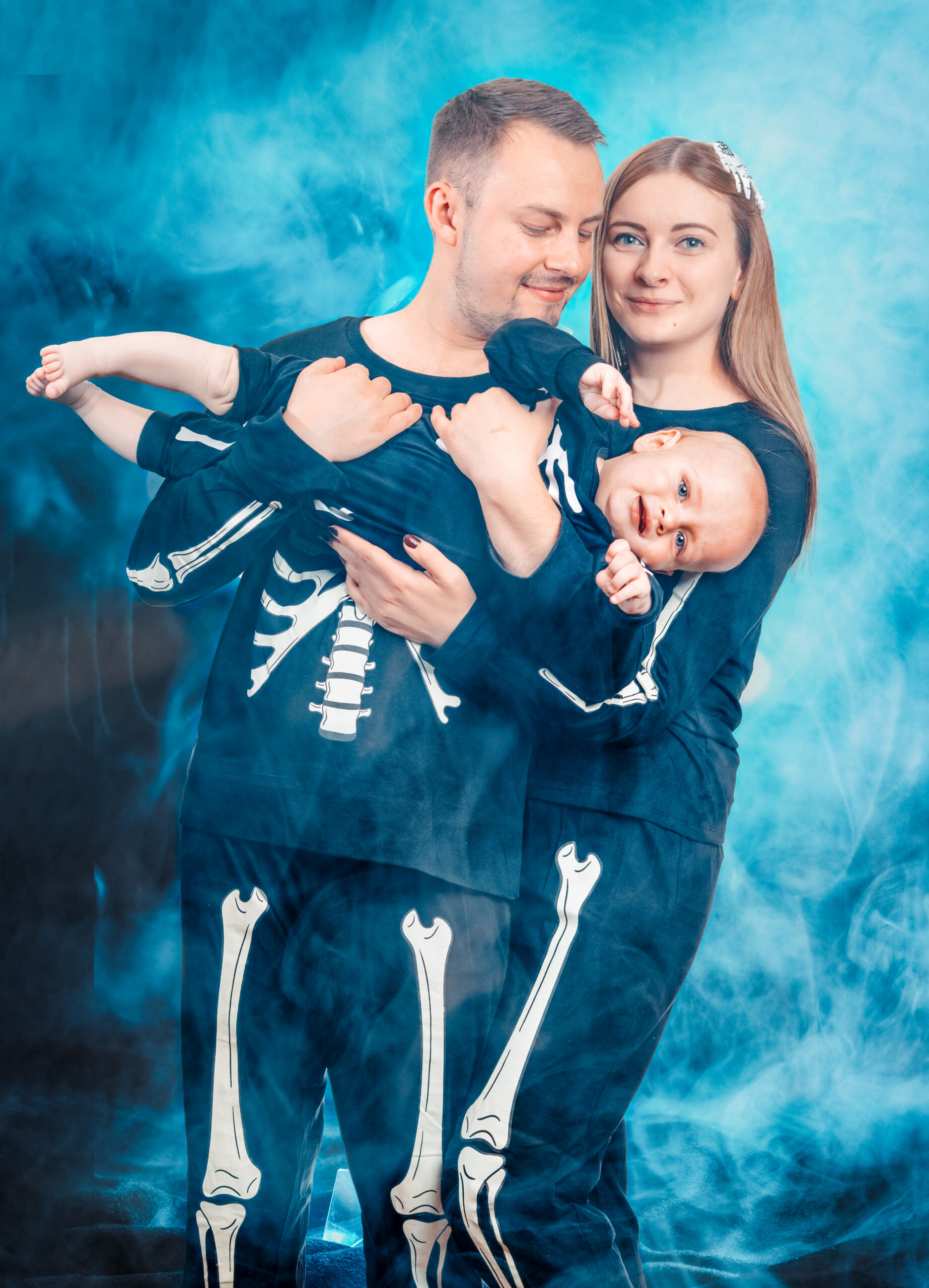 Damian, Justyna i Piotruś w piżamach na Halloween, rodzinne wygłupy. Fotografia rodzinna lifestyle Durka Studio Gorzów, Wawrów.