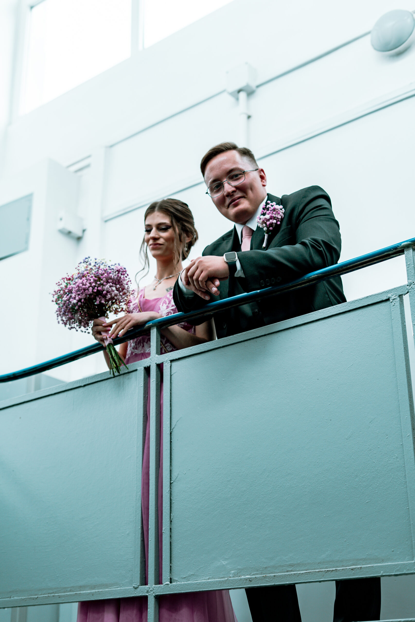 Para Młoda na klatce schodowej w bloku, wyjście na ślub po First Look. Fotografia i film ślubny Durka Studio Stargard, Kobylanka.