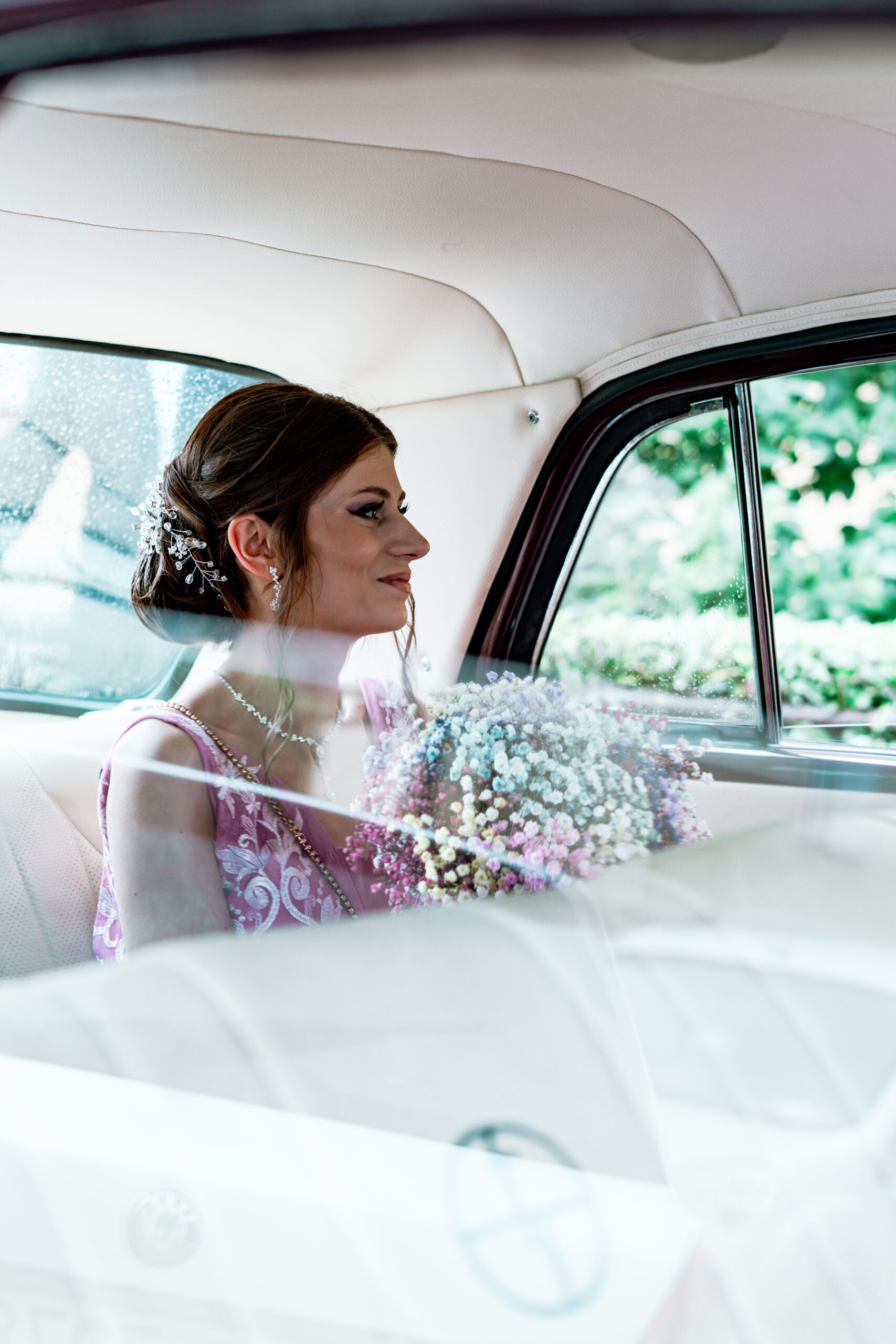 Portret Panny Młodej siedzącej w zabytkowym samochodzie, bukiet ślubny. Fotografia i film ślubny Stargard, Dolice.