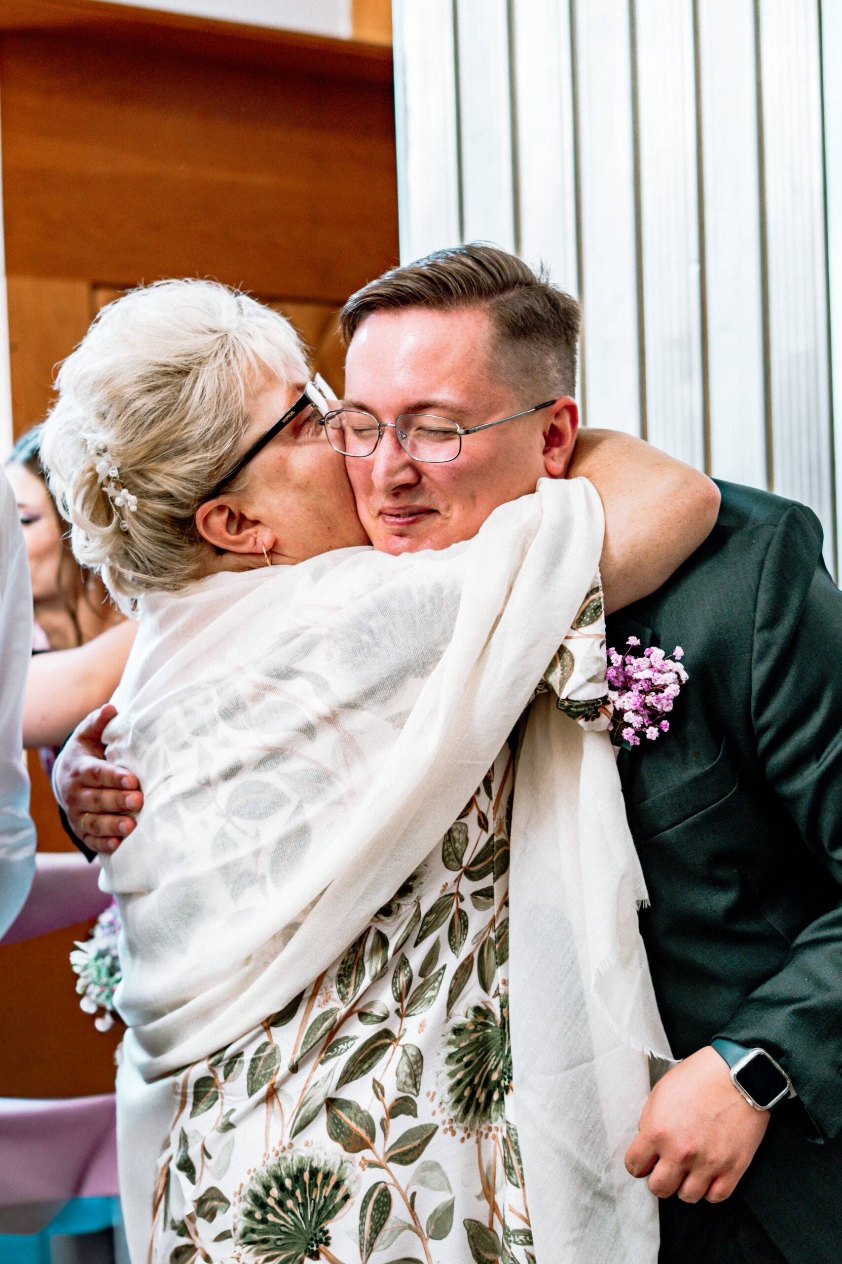 Mama Pana Młodego składa życzenia, wzruszający moment, łzy szczęścia. Fotografia i film ślubny Gorzów Wielkopolski, Kostrzyn nad Odrą.