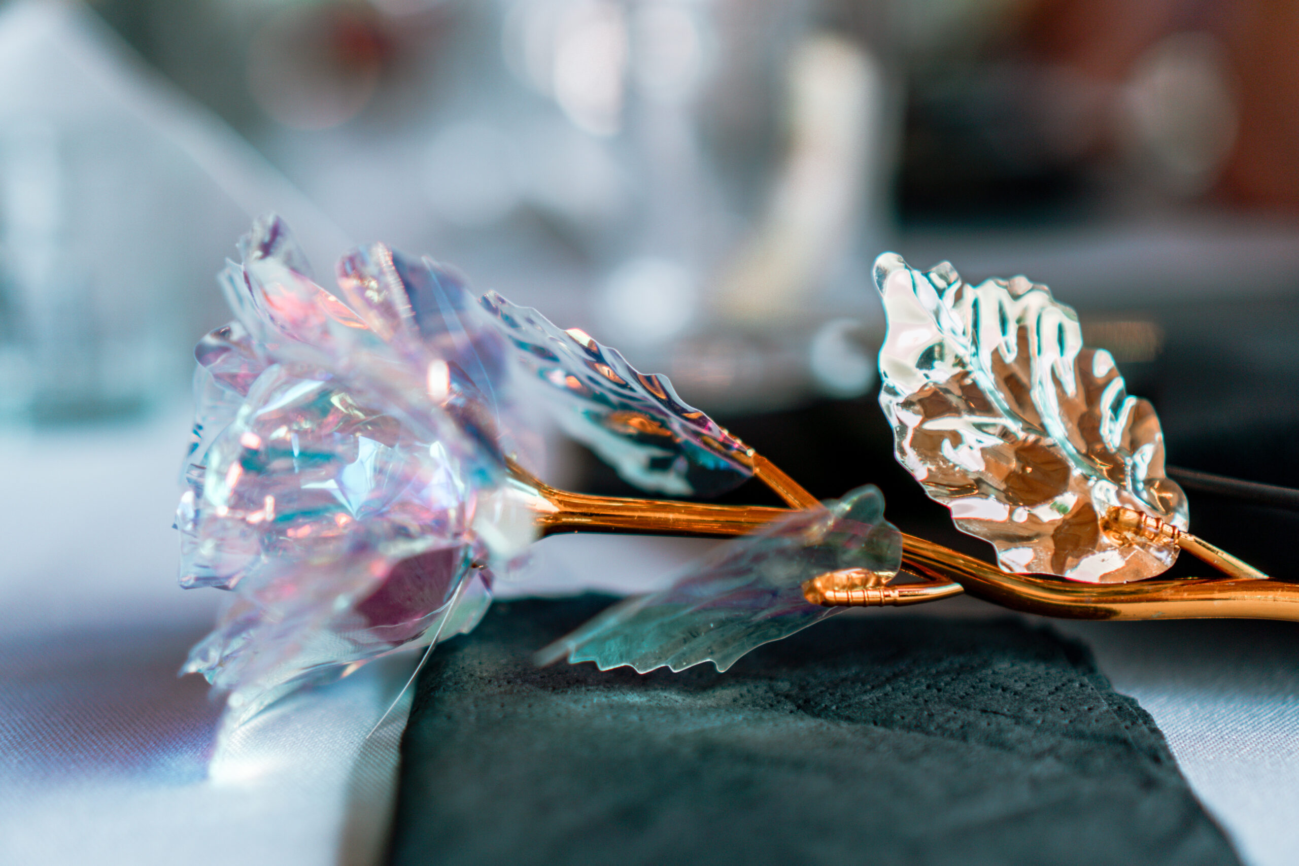 Kryształowa róża jako ozdoba weselna, detale stołu. Fotografia ślubna Durka Studio Gorzów, Witnica.